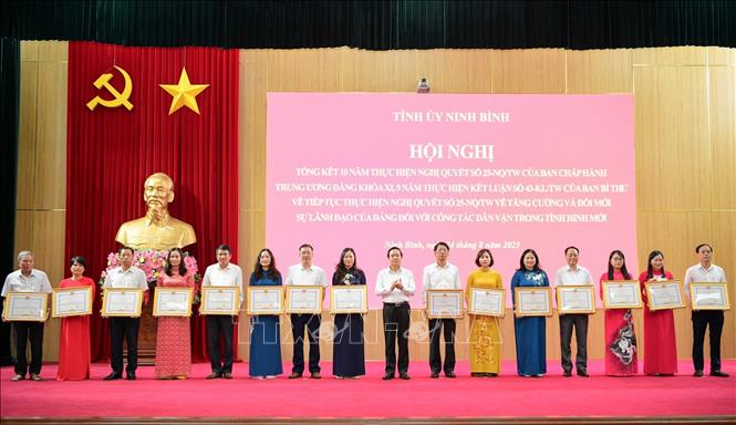 Các cá nhân có thành tích xuất sắc được nhận Bằng khen của Chủ tịch UBND tỉnh Ninh Bình. Ảnh: Đức Phương - TTXVN