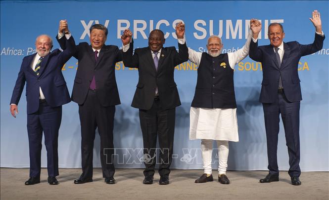 (Từ trái sang): Tổng thống Brazil Luiz Inacio Lula da Silva, Chủ tịch Trung Quốc Tập Cận Bình, Tổng thống Nam Phi Cyril Ramaphosa, Thủ tướng Ấn Độ Narendra Modi và Ngoại trưởng Nga Sergei Lavrov tại Hội nghị thượng đỉnh BRICS ở Johannesburg (Nam Phi) ngày 23/8/2023. Ảnh: AFP/TTXVN