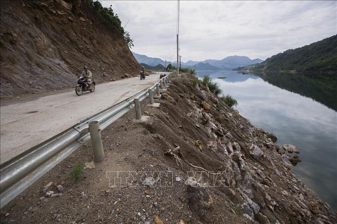 Trong ảnh: Bờ taluy âm không được gia cố vẵng chắc đang có dấu hiệu trượt sạt lộ các phần chân để taluy. Ảnh: Trọng Đạt-TTXVN