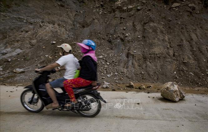 Trong ảnh: Người dân và phương tiện lưu thông qua đây luôn trong trạng thái bất an lo sợ. Ảnh: Trọng Đạt-TTXVN 