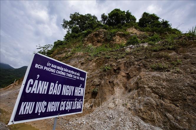 Trong ảnh: Biển cảnh báo được chính quyền xã Hiền Lương đặt quá gần tại điểm sạt lở. Ảnh: Trọng Đạt-TTXVN