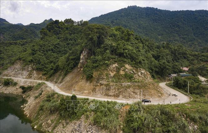 Trong ảnh: Toàn cảnh điểm có nguy cơ sạt lở taluy dương và taluy âm trên tuyến đường liên xã đoạn từ UBND xã Hiền Lương đi xóm Ké. Ảnh: Trọng Đạt-TTXVN