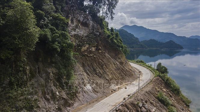 Trong ảnh: Đây là một điểm sạt lở tiềm ẩn nhiều rủi ro, đe dọa đến sự an nguy của người và phương tiện lưu thông từ các xã Tiền Phong, Vầy Nưa, Hiền Lương đi huyện Đà Bắc và Thành phố Hòa Bình. Ảnh: Trọng Đạt-TTXVN 