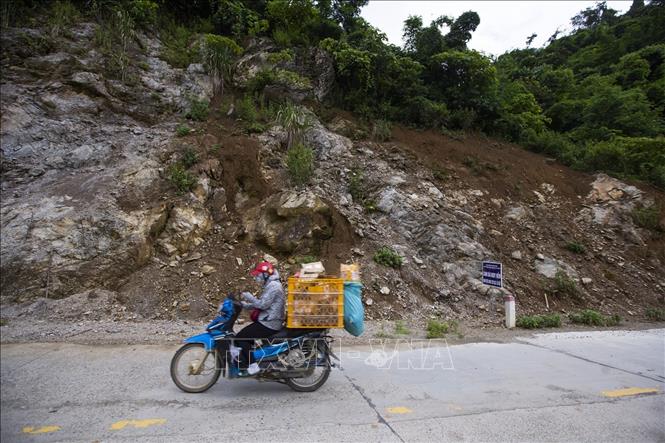 Trong ảnh: Biển cảnh báo được chính quyền xã Hiền Lương đặt quá gần tại điểm sạt lở, người dân và phương tiện lưu thông qua đây luôn trong trạng thái bất an lo sợ. Ảnh: Trọng Đạt-TTXVN