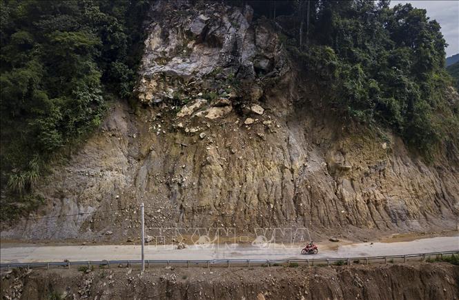 Trong ảnh: Người dân và phương tiện lưu thông qua đây luôn trong trạng thái bất an lo sợ bởi sạt lở có thể xảy ra bất cứ khi nào. Ảnh: Trọng Đạt-TTXVN