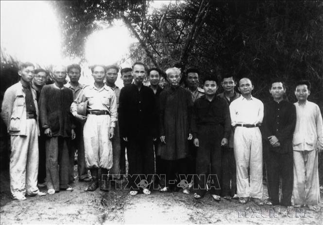 Đại tướng Võ Nguyên Giáp (hàng đầu, thứ ba từ trái sang) bên cạnh Chủ tịch Hồ Chí Minh, sau lễ phong quân hàm Đại tướng, tại Lục Rã, chân đèo Re, ngày 27/5/1948. Ảnh: Tư liệu TTXVN