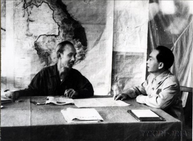 Thay mặt Trung ương Đảng và Chính phủ, Chủ tịch Hồ Chí Minh trực tiếp giao nhiệm vụ cho Đại tướng Võ Nguyên Giáp nghiên cứu kế hoạch tác chiến và mở chiến dịch Điện Biên Phủ. Ảnh: Tư liệu TTXVN