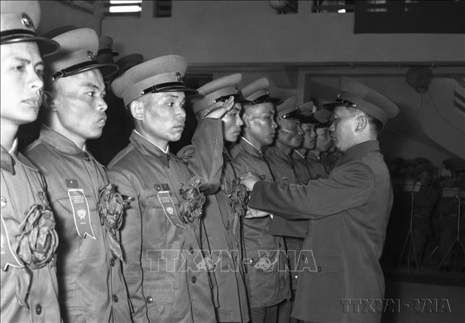 Đại tướng Võ Nguyên Giáp trao Huân chương cho các Anh hùng, tại Lễ tuyên dương Anh hùng quân đội lần thứ 3 ở Hà Nội, ngày 7/5/1956, nhân dịp kỷ niệm Ngày chiến thắng Điện Biên Phủ. Ảnh: TTXVN