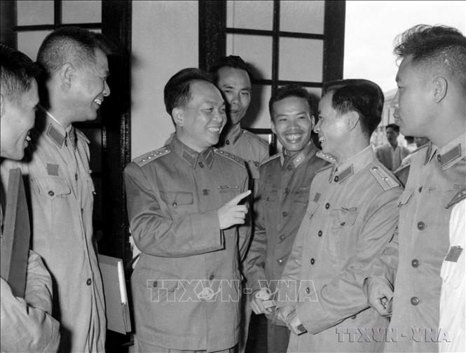 Đại tướng Võ Nguyên Giáp nói chuyện với các đại biểu quân đội tham dự Đại hội đại biểu toàn quốc Đảng Lao động Việt Nam lần thứ 3 (9/1960). Ảnh: TTXVN