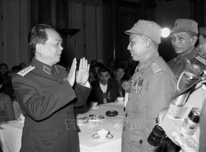  Đại tướng Võ Nguyên Giáp thân mật nói chuyện với Anh hùng lái máy bay Lâm Văn Lích, tại Đại hội Anh hùng, Chiến sĩ thi đua chống Mỹ cứu nước, tại Hà Nội, ngày 28/12/1966. Ảnh: TTXVN