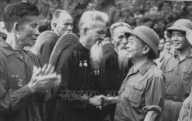Đại tướng Võ Nguyên Giáp với các lão dân quân Hoằng Hóa (Thanh Hóa) từng bắn rơi máy bay Mỹ bằng súng trường trong chiến thắng Hàm Rồng, tại Lễ duyệt binh nhân ngày Quốc khánh 2/9/1973. Ảnh: Tư liệu/TTXVN phát