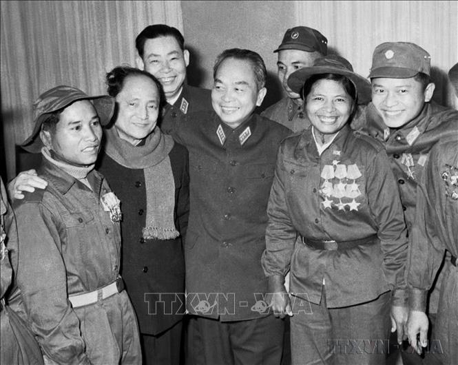 Ngày 12/2/1971, Đại tướng Võ Nguyên Giáp nói chuyện thân mật với các Anh hùng, dũng sĩ miền Nam ra miền Bắc dự Lễ kỷ niệm lần thứ 10 Ngày thống nhất các lực lượng vũ trang nhân dân giải phóng miền Nam Việt Nam. Ảnh: Ngọc Khanh – TTXVN

