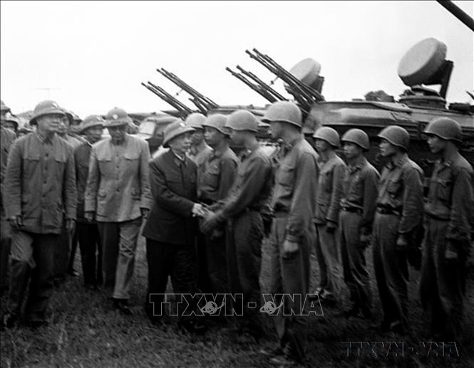 Ngày 16/10/1974, Đại tướng Võ Nguyên Giáp đến thăm cán bộ, chiến sĩ Quân đoàn 1-Binh đoàn Quyết Thắng. Ảnh: Hoàng Thiểm - TTXVN