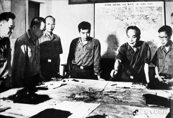 Đại tướng Võ Nguyên Giáp và các đồng chí lãnh đạo Quân ủy Trung ương theo dõi diễn biến Chiến dịch Hồ Chí Minh năm 1975. Ảnh: TTXVN

