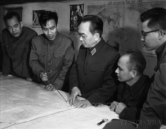 Đại tướng Võ Nguyên Giáp thăm Bộ Tư lệnh Quân chủng Phòng không-Không quân, ngày 30/12/1972, lực lượng nòng cốt cùng quân và dân Thủ đô đập tan cuộc tập kích chiến lược bằng không quân của Mỹ vào Hà Nội. Ảnh: TTXVN