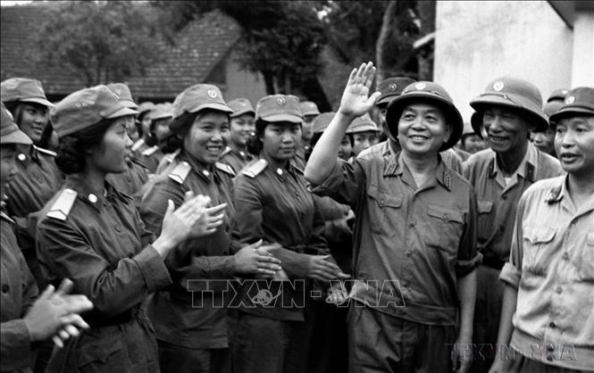 Ngày 5/5/1973, Đại tướng Võ Nguyên Giáp thăm các đơn vị thông tin và quân y tham gia duyệt binh ngày 1/5/1973. Ảnh: Vũ Tạo-TTXVN