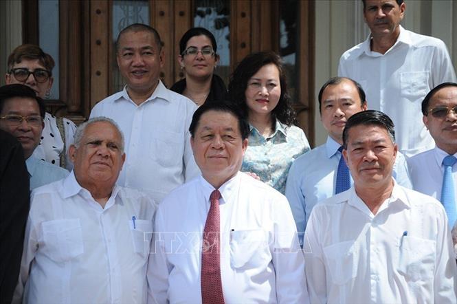 Đồng chí Nguyễn Trọng Nghĩa, Bí thư Trung ương Đảng, Trưởng Ban Tuyên giáo Trung ương thăm Trung tâm Fidel Castro, nơi thu thập, lưu giữ, bảo tồn và tôn vinh những di sản của vị Tổng tư lệnh Cuba. Ảnh: Mai Phương-Pv TTXVN tại Cuba
