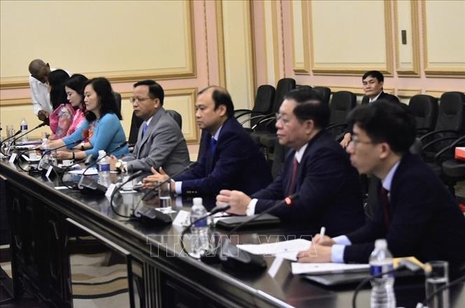 Đồng chí Nguyễn Trọng Nghĩa, Bí thư Trung ương Đảng, Trưởng Ban Tuyên giáo Trung ương thăm Tòa nhà Quốc hội Cuba và làm việc với đồng chí Homero Acosta Álvarez, Tổng Thư ký Quốc hội và Hội đồng Nhà nước Cuba. Ảnh: Mai Phương-Pv TTXVN tại Cuba