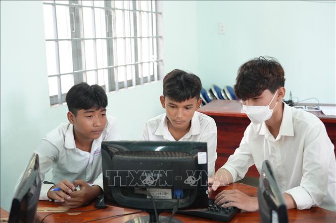 Học sinh vệ sinh máy tính tại trường Trung học cơ sở Hòa Hiệp chuẩn bị cho năm học mới. Ảnh: Minh Phú – TTXVN