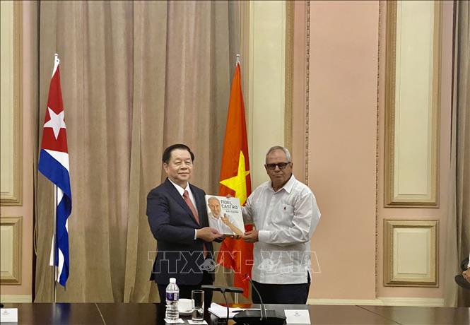 Đồng chí Nguyễn Trọng Nghĩa, Bí thư Trung ương Đảng, Trưởng Ban Tuyên giáo Trung ương và đồng chí Homero Acosta Álvarez, Tổng Thư ký Quốc hội và Hội đồng Nhà nước Cuba. Ảnh: Mai Phương-Pv TTXVN tại Cuba