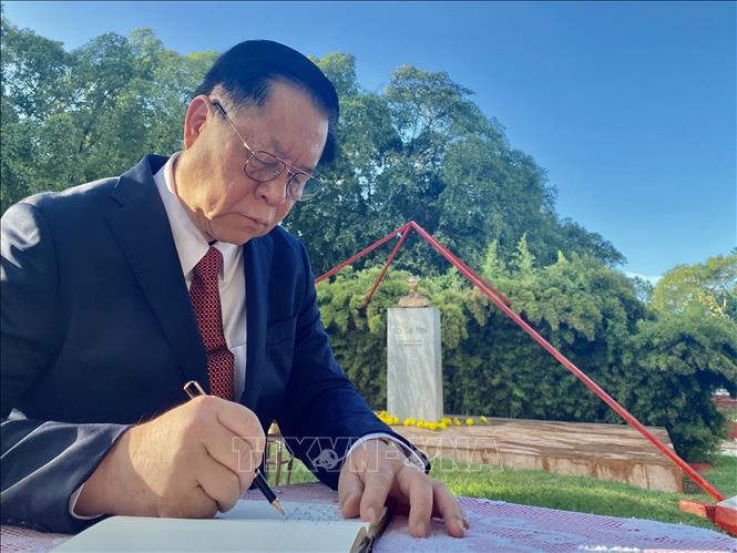 Đồng chí Nguyễn Trọng Nghĩa, Bí thư Trung ương Đảng, Trưởng Ban Tuyên giáo Trung ương tưởng niệm Chủ tịch Hồ Chí Minh tại công viên mang tên Người ở thủ đô La Habana. Ảnh: Mai Phương-Pv TTXVN tại Cuba