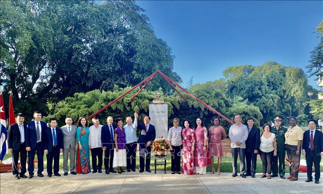 Đồng chí Nguyễn Trọng Nghĩa, Bí thư Trung ương Đảng, Trưởng Ban Tuyên giáo Trung ương và đoàn công tác dâng hoa tưởng niệm Chủ tịch Hồ Chí Minh tại công viên mang tên Người ở thủ đô La Habana. Ảnh: Mai Phương-Pv TTXVN tại Cuba