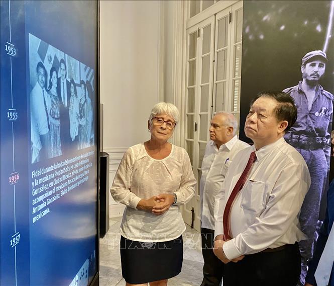 Đồng chí Nguyễn Trọng Nghĩa thăm Trung tâm Fidel Castro, nơi thu thập, lưu giữ, bảo tồn và tôn vinh những di sản của vị Tổng tư lệnh Cuba. Ảnh: Mai Phương-Pv TTXVN tại Cuba