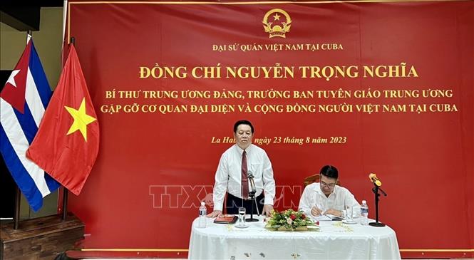Trưởng Ban Tuyên giáo Trung ương Nguyễn Trọng Nghĩa gặp gỡ cán bộ Đại sứ quán, các cơ quan đại diện Việt Nam, sinh viên và kiều bào ta tại Cuba. Ảnh: Mai Phương-Pv TTXVN tại Cuba
