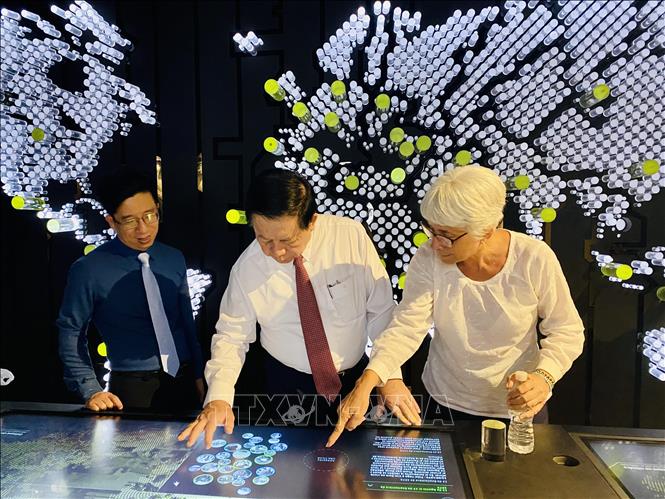 Trưởng Ban Tuyên giáo Trung ương Nguyễn Trọng Nghĩa thăm Trung tâm Fidel Castro, nơi thu thập, lưu giữ, bảo tồn và tôn vinh những di sản của vị Tổng tư lệnh Cuba. Ảnh: Mai Phương-Pv TTXVN tại Cuba
