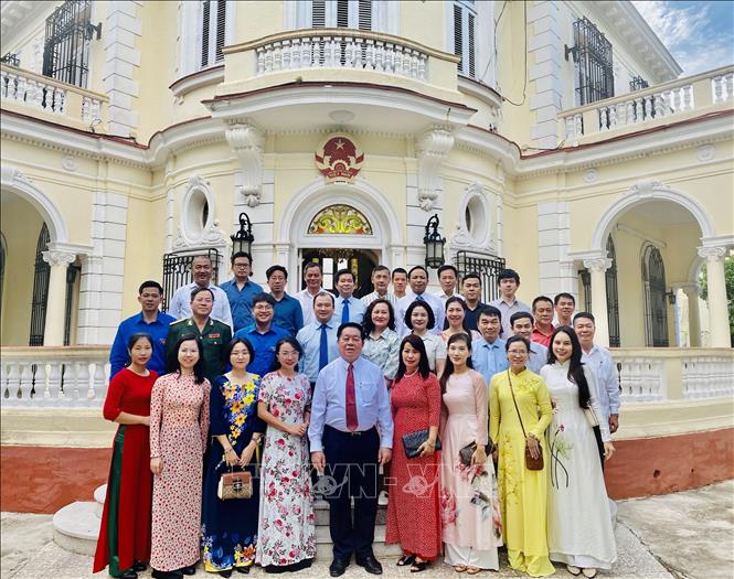 Trưởng Ban Tuyên giáo Trung ương Nguyễn Trọng Nghĩa cùng cán bộ đại sứ quán và kiều bào Việt Nam tại Cuba.  Ảnh: Mai Phương-Pv TTXVN tại Cuba