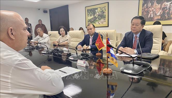 Trưởng Ban Tuyên giáo Trung ương Nguyễn Trọng Nghĩa gặp gỡ đồng chí Roberto Morales Ojeda, Uỷ viên Bộ Chính trị, Thường trực Ban Bí thư Đảng Cộng sản Cuba. Ảnh: Mai Phương-Pv TTXVN tại Cuba