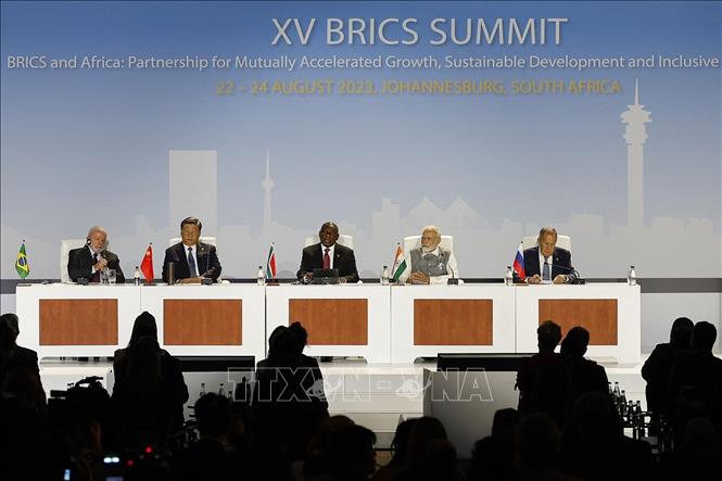 Lãnh đạo các quốc gia thành viên nhóm BRICS (từ trái sang): Tổng thống Brazil Luiz Inacio Lula da Silva, Chủ tịch Trung Quốc Tập Cận Bình, Tổng thống Nam Phi Cyril Ramaphosa, Thủ tướng Ấn Độ Narendra Modi và Ngoại trưởng Nga Sergei Lavrov tại Johannesburg, Tổng thống Nam Phi Cyril Ramaphosa phát biểu tại lễ bế mạc Hội nghị thượng đỉnh nhóm BRICS ở Johannesburg (Nam Phi), ngày 24/8/2023. Ảnh: THX/TTXVN