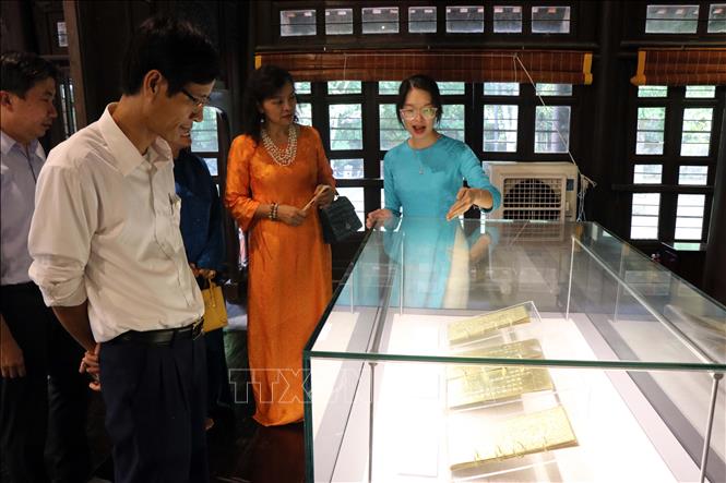 Visitors at the exhibition. VNA Photo: Đỗ Trưởng