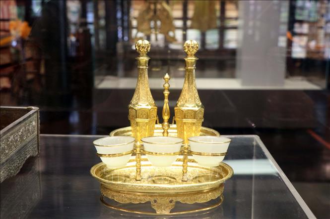 Gold wine flasks and cups made from gemstones from the reign of King Khai Dinh. VNA Photo: Đỗ Trưởng