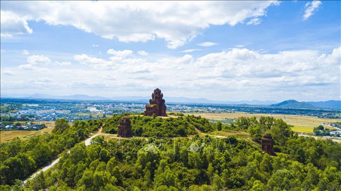 Tháp Bánh Ít nằm trên một ngọn đồi tại thôn Đại Lễ, xã Phước Hiệp, huyện Tuy Phước, tỉnh Bình Định. Ảnh: Minh Đức - TTXVN