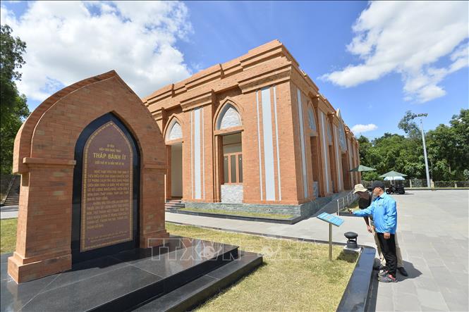 Banh It Tower is one of the famous tourist attractions in Binh Dinh province. VNA Photo: Minh Đức