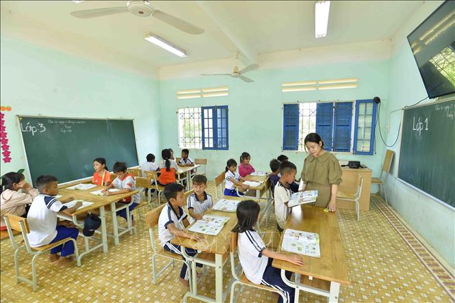 Cô giáo trẻ Nguyễn Thị Châu Sa trong giờ lên lớp. Ảnh: Minh Đức - TTXVN