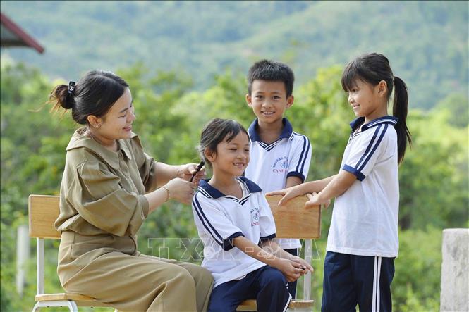 Niềm vui của cô và trò Trường Tiểu học xã Canh Liên- Điểm trường làng Chồm, huyện Vân Canh. Ảnh: Minh Đức - TTXVN