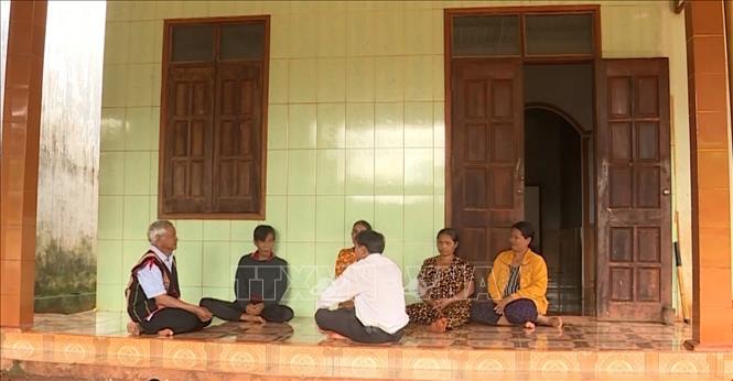 Già làng Siu Beo (ngoài cùng bên trái) tuyền truyền cho bà con ở làng Mook Đen 2, xã Ia Dom, huyện Đức Cơ (Gia Lai) nêu cao tinh thần cảnh giác, phòng ngừa âm mưu của các thế lực xấu gây chia rẽ khối đại đoàn kết dân tộc. Ảnh: TTXVN phát
