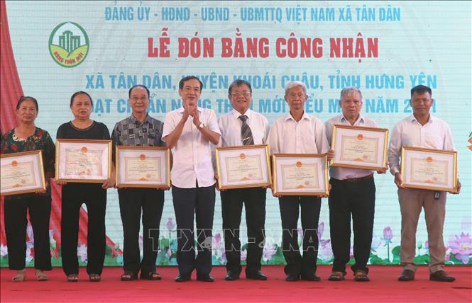 Lãnh đạo huyện Khoái Châu tặng Bằng khen cho các tập thể, cá nhân có thành tích xuất sắc trong xây dựng Nông thôn mới ở xã Tân Dân. Ảnh: Đinh Văn Nhiều - TTXVN
