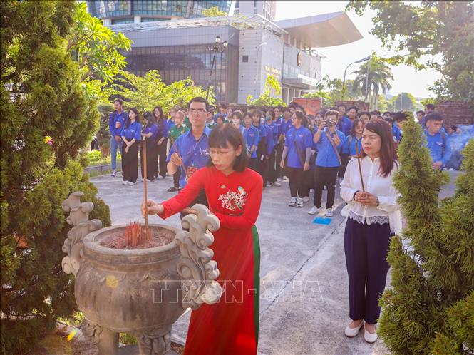 Các đại biểu dâng hương tưởng niệm Danh tướng Nguyễn Tri Phương và các Anh hùng Nghĩa sỹ hi sinh trong buổi đầu Đà Nẵng kháng Pháp tại Bảo tàng Đà Nẵng. Ảnh: Trần Lê Lâm - TTXVN