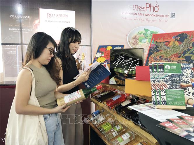 Gian hàng bia, rượu nước giải khát trưng bày phong phú chủng loại sản phẩm tại sự kiện. Ảnh: Mỹ Phương - TTXVN