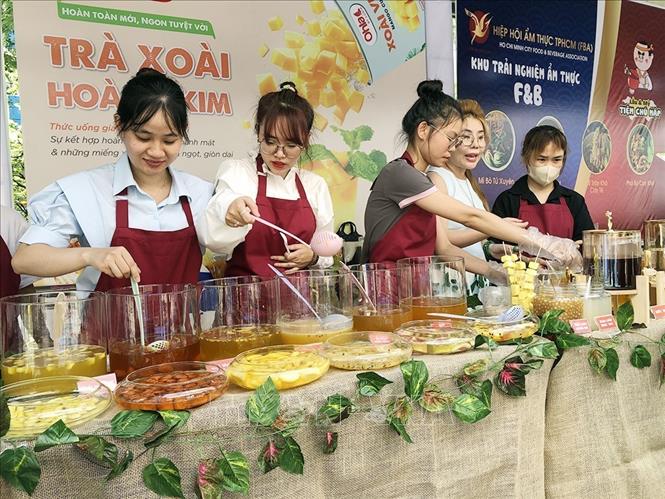 Đa dạng chủng loại thức uống được chế biến từ trái cây Việt phục vụ khách tham quan 