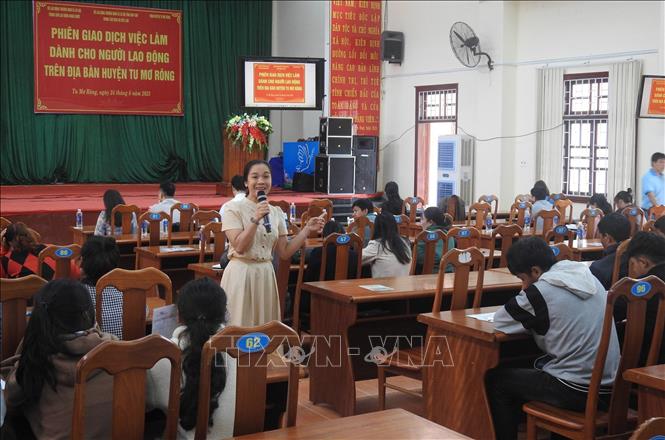 Đại diện các doanh nghiệp giới thiệu công việc cho người lao động. Ảnh: Dư Toán - TTXVN