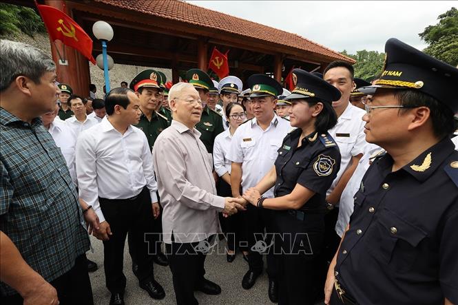 Trong ảnh: Tổng Bí thư Nguyễn Phú Trọng với lực lượng chức năng Cửa khẩu quốc tế Hữu Nghị. Ảnh: Trí Dũng– TTXVN