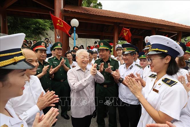 Trong ảnh: Tổng Bí thư Nguyễn Phú Trọng với lực lượng chức năng Cửa khẩu quốc tế Hữu Nghị. Ảnh: Trí Dũng– TTXVN