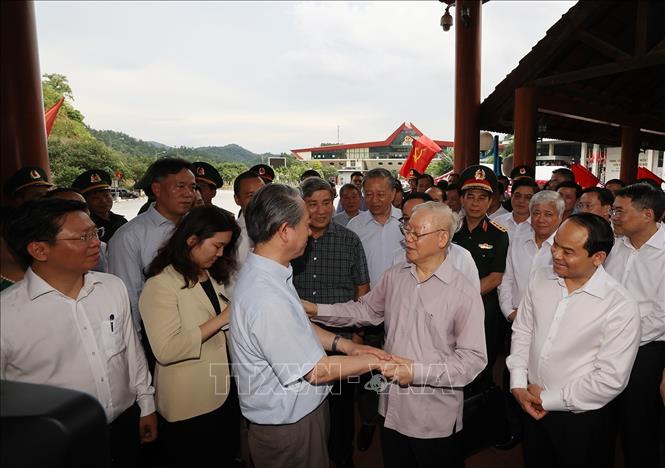 Trong ảnh: Tổng Bí thư Nguyễn Phú Trọng và Đại sứ Đặc mệnh toàn quyền Cộng hòa Nhân dân Trung Hoa Hùng Ba tại Cửa khẩu quốc tế Hữu Nghị. Ảnh: Trí Dũng– TTXVN