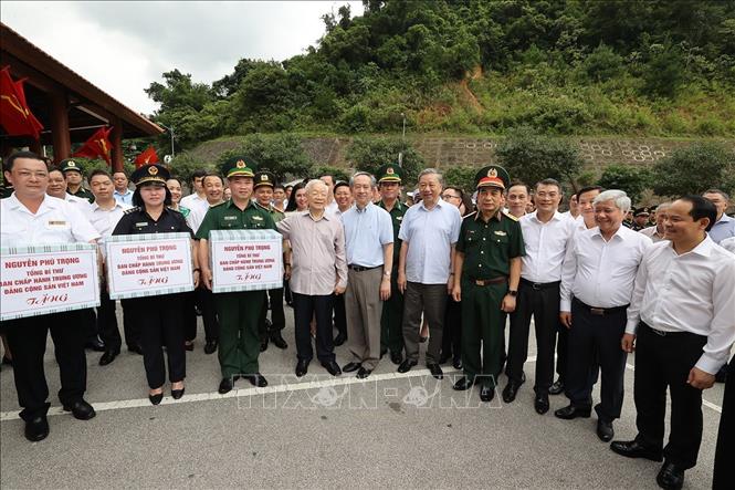 Trong ảnh: Tổng Bí thư Nguyễn Phú Trọng tặng quà các lực lượng chức năng Cửa khẩu quốc tế Hữu Nghị. Ảnh: Trí Dũng– TTXVN
