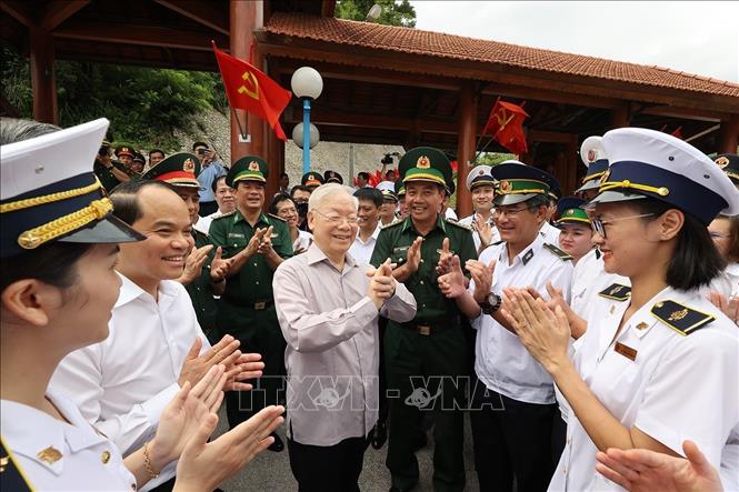 Trong ảnh: Tổng Bí thư Nguyễn Phú Trọng với lực lượng chức năng Cửa khẩu quốc tế Hữu Nghị. Ảnh: Trí Dũng– TTXVN