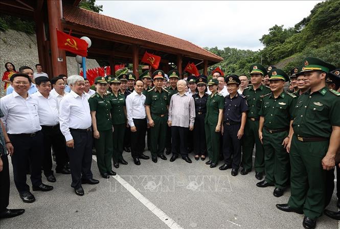 Trong ảnh: Tổng Bí thư Nguyễn Phú Trọng và các đại biểu với lực lượng chức năng Cửa khẩu quốc tế Hữu Nghị. Ảnh: Trí Dũng– TTXVN
